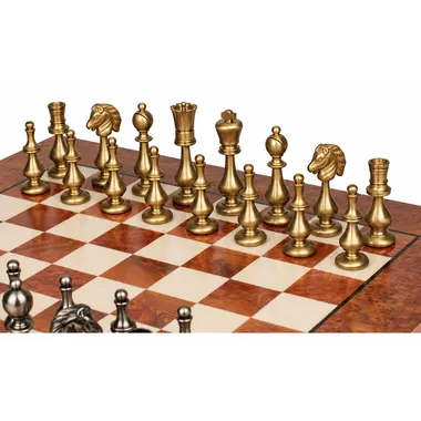 Goldfarbene Schachfiguren aus Messing auf Schachbrett aus Ulme und Wurzelholz