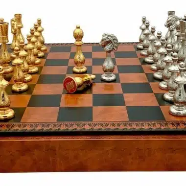 Arabic Style IV Kunstlederschachbrett mit Aufbewahrung und Schachspiel aus gold- und silberbeschichtetem Metall – Bild 3