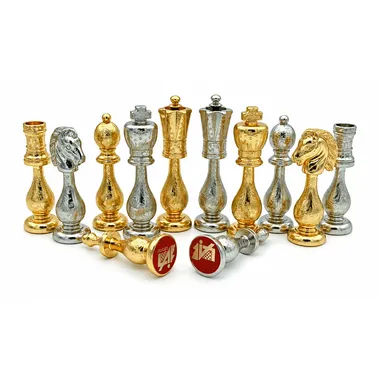 Gold- und silberfarbene Metallfiguren mit gravierten Sockeln und roter Basis