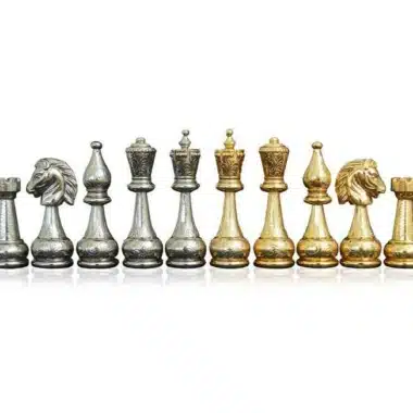 Komplettes Schachset aus massivem gold- und silberplattiertem Metall, aufgereiht