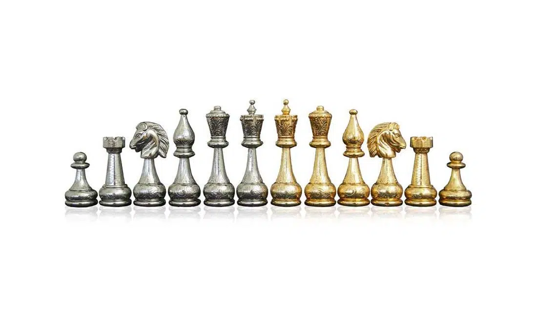 Komplettes Schachset aus massivem gold- und silberplattiertem Metall, aufgereiht