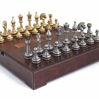 Set „Flowered“ Schachbrett aus echtem Leder und Schachspiel aus massivem Metall, gold- und silberbeschichtet
