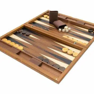 Backgammon York de Luxe aufgeklappt mit Steinen, Würfelbechern und Würfeln