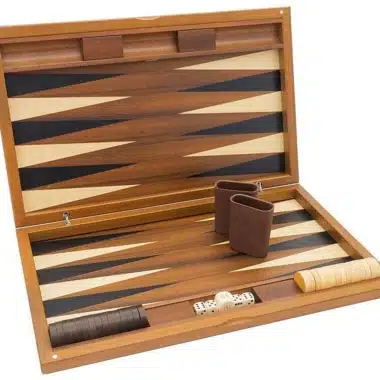 Backgammon York de Luxe aufgeklappt mit Lederbechern und Würfeln auf dem Brett