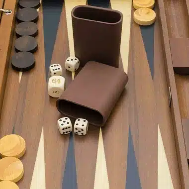 Backgammon York de Luxe, Detail der Lederbecher und Würfel