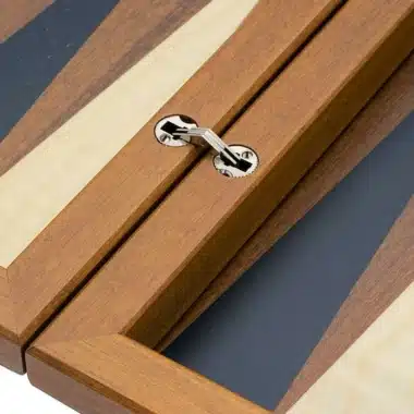 Backgammon York de Luxe, Detail des Metallscharniers der Box