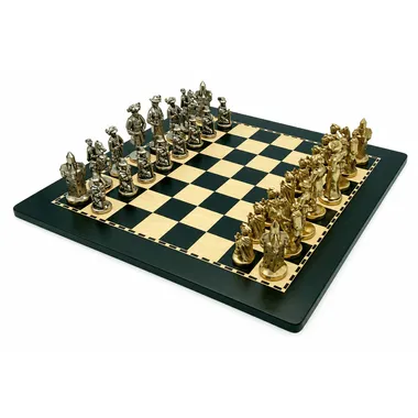 Schachbrett aus Holz mit Metallfiguren Lanzichenecchi III spielbereit aufgestellt