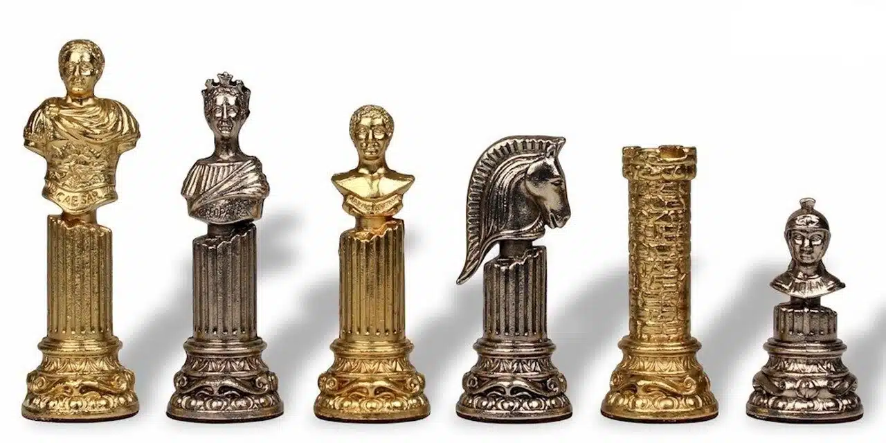 Detailansicht der Empire Romain III Figuren König, Dame, Springer und Turm in Gold und Silber