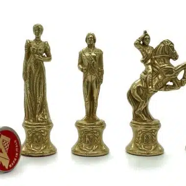 Set Napoleon II Kunstlederschachbrett & Schachspiel aus Massivmetall – Bild 5