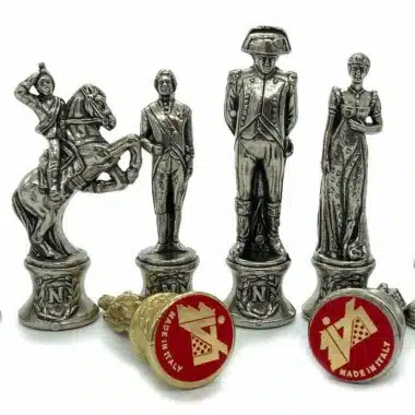 Set Napoleon II Kunstlederschachbrett & Schachspiel aus Massivmetall – Bild 6