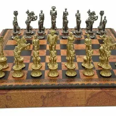 Massivmetallfiguren in Gold und Silber auf dem Napoleon-Schachbrett aufgestellt