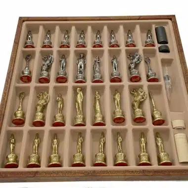 Geöffnete Aufbewahrungsbox mit allen verstauten Massivmetallfiguren