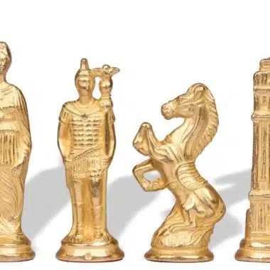 Goldfarbene Figuren der Römer, Dame, Springer, Läufer und Turm, vor weißem Hintergrund