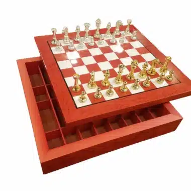 Modernes rot-weißes Schachbrett mit vergoldeten und versilberten Messingfiguren, Box geöffnet