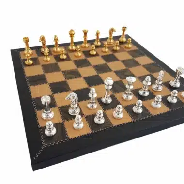 Komplettes Schachspiel mit Lederschachbrett und gold- und silberbeschichteten Figuren