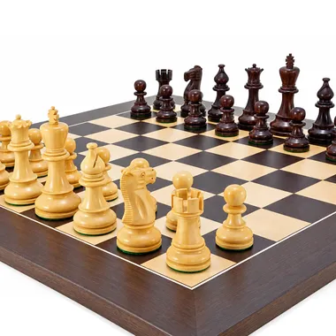 Atlantic-II-Set in Spielaufstellung auf dem Wenge-Schachbrett