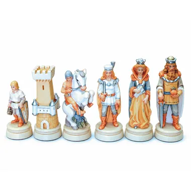 Schachfiguren Bergame orangefarbene Seite auf hellem und dunklem Holz-Schachbrett