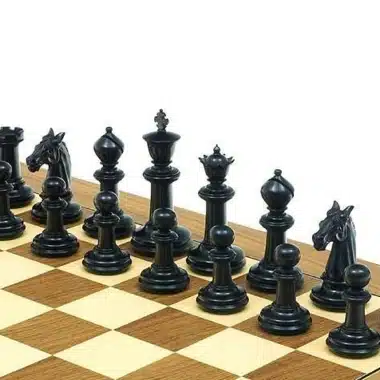Schwarze Ebenholz-Schachfiguren aufgereiht auf dem Holzschachbrett