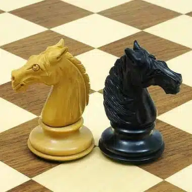 Springer aus hellem und dunklem Ebenholz auf dem Schachbrett aus Ahorn und Nussbaum