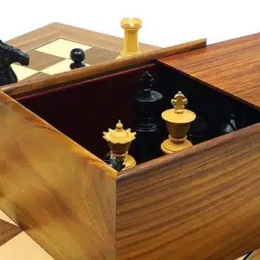 Nahaufnahme der geöffneten Box mit König und Dame darin verstaut