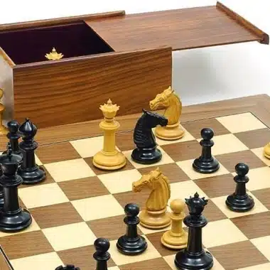 Geöffnete Holz-Aufbewahrungsbox neben dem König und den Figuren auf dem Schachbrett