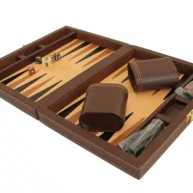 Backgammon Lounge aus braunem Kunstleder geöffnet mit Steinen, Würfeln und Bechern