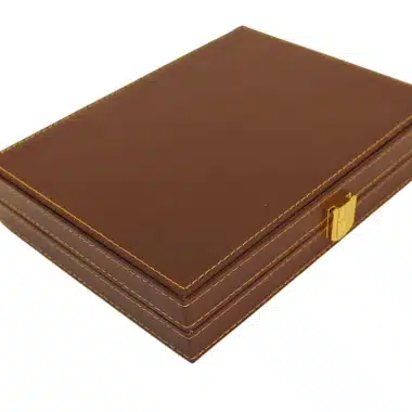Backgammon Lounge aus braunem italienischem Kunstleder, geschlossener Koffer in Dreiviertelansicht