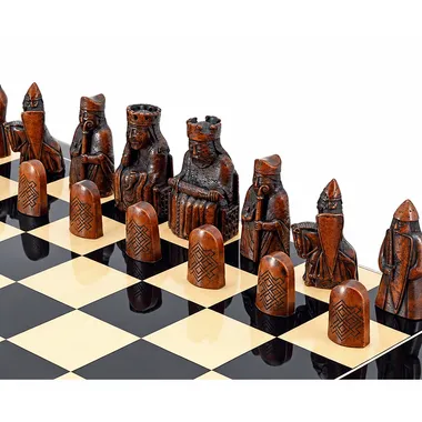 Detail der Schachfiguren aus Resin Isle of Lewis, König und Türme auf dem Brett
