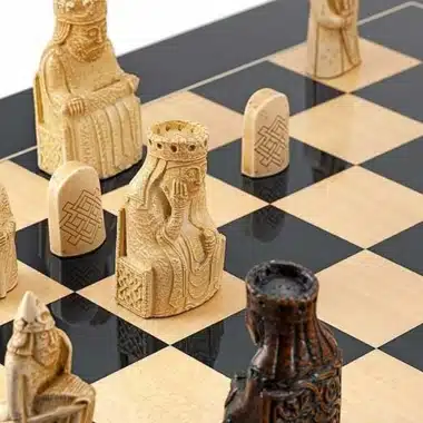 Ensemble "Ile de Lewis " Echiquier en Bois Massif Laqué & Jeu d'Echecs en Résine