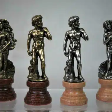 Vier David-Figuren des Florence-Schachspiels in Silber- und Bronzeausführung