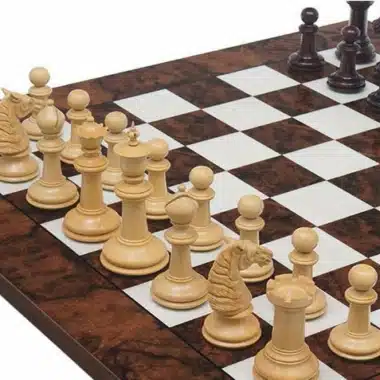Diagonale Ansicht der hellen und dunklen Figuren auf dem Intarsien-Schachbrett