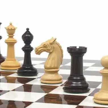 Figuren aus Rosenholz und Buchsbaum auf dem dunklen Nussbaum-Schachbrett