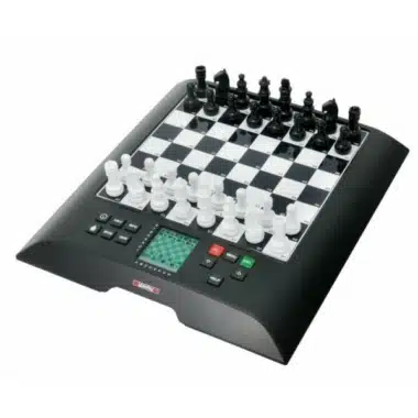 Elektronisches Schachspiel Chess Genius in Dreiviertelansicht mit aufgestellten Figuren