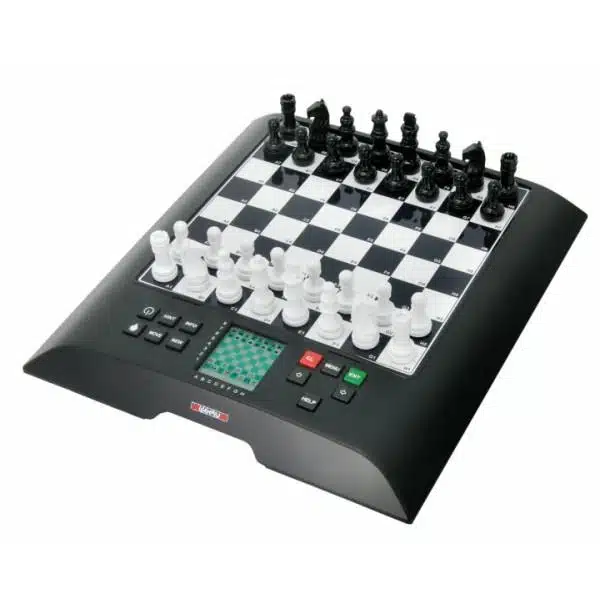 Elektronisches Schachspiel Chess Genius in Dreiviertelansicht mit aufgestellten Figuren