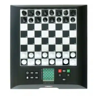 Elektronisches Schachbrett Chess Genius von oben mit aufgereihten Figuren und Koordinaten
