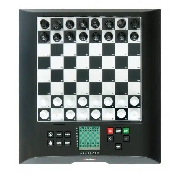 Elektronisches Schachbrett Chess Genius von oben mit aufgereihten Figuren und Koordinaten