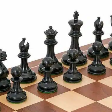Schwarze Figuren des Competition Compact Sets in Nahaufnahme auf dem Schachbrett
