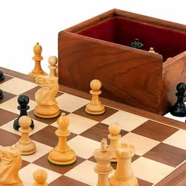 Geöffnete Aufbewahrungsbox aus goldenem Rosenholz mit rotem Samtfutter