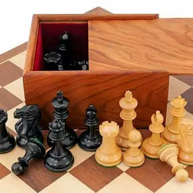 Aufbewahrungsbox aus goldenem Rosenholz auf dem Schachbrett mit aufgestellten Figuren