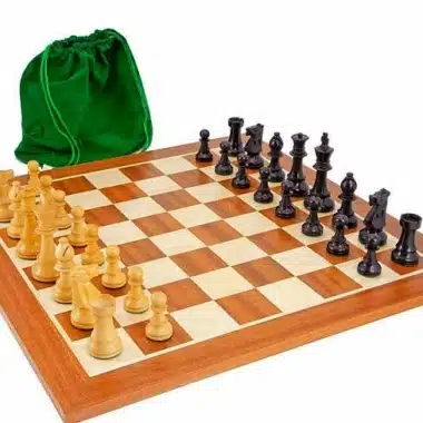 Set Conquête: Schachbrett aus Ahorn und Mahagoni, Figuren aus Buchsbaum und grüner Beutel