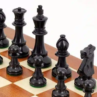 Schwarze Buchsbaumfiguren in Nahaufnahme auf dem Mahagoni-Schachbrett