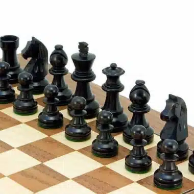 Schwarze Figuren aus ebonisiertem Buchsbaum auf dem Walnuss-Schachbrett, Nahaufnahme