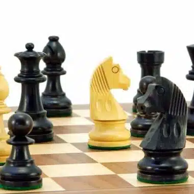 Weißer und schwarzer Springer aus Buchsbaum Face-to-Face in der Brettmitte