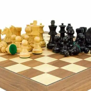 Weiße und schwarze Buchsbaumfiguren gegenüberstehend auf dem Walnuss-Schachbrett, Weitwinkel