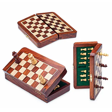 Magnetisches Reise-Schachset aus Holz, zusammengeklappt und geöffnet mit verstauten Figuren