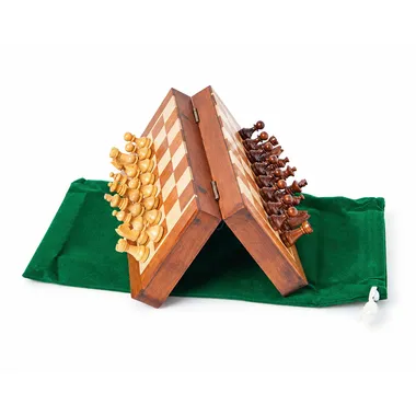 Magnetisches Reise-Schachset aus Holz, dreieckig aufgeklappt auf grünem Beutel