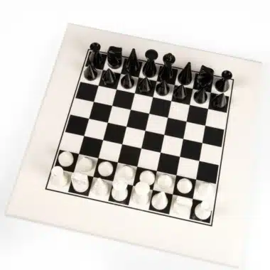 Modernes Pyramiden-Set Weiß Schachbrett aus weiß lackiertem Massivholz & Schachspiel aus schwarz und weiß lackiertem Holz – Bild 4