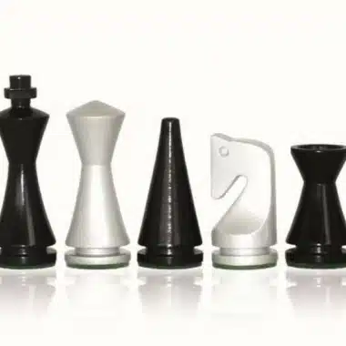 Modernes Pyramiden-Set Weiß Schachbrett aus weiß lackiertem Massivholz & Schachspiel aus schwarz und weiß lackiertem Holz – Bild 8
