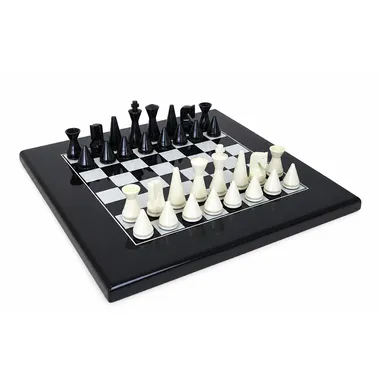Set „Pyramide Modern Schwarz“ Schachbrett aus massivem schwarz lackiertem Holz & Schachspiel aus massivem schwarz-weiß lackiertem Holz