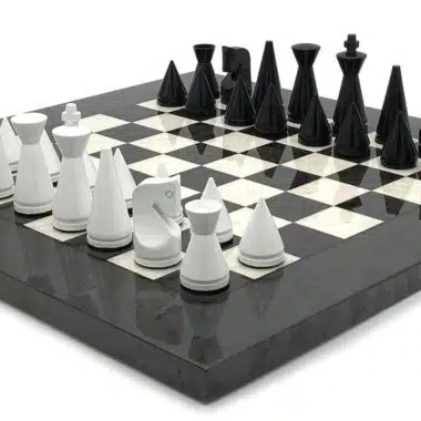 Modernes Pyramiden-Set in Grau Schachbrett aus Heide- und Ahornholz & Schachspiel aus schwarz und weiß lackiertem Holz